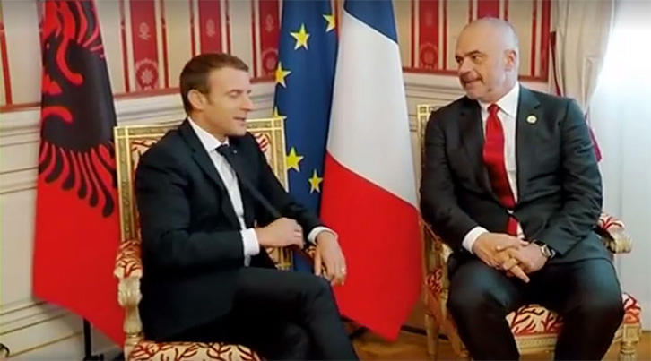 VIDEO & FOTO LAJM/ Rama në takimin me Macron me flamur shqiptar kinez – Artanët Lame e Shkreli do bënin namin “në kohën e tyre”