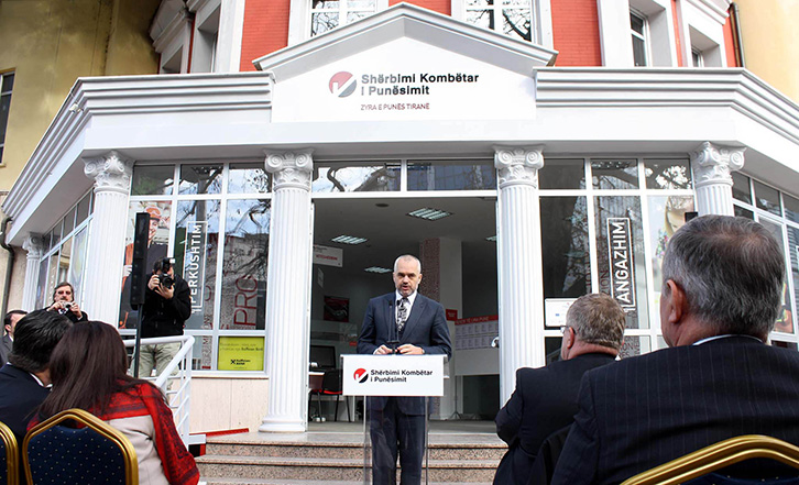 NJOFTIMI/ Edi Rama “shkarkon” zyrat e punës dhe DAP-in, merr vetë përsipër aplikimet dhe punësimet