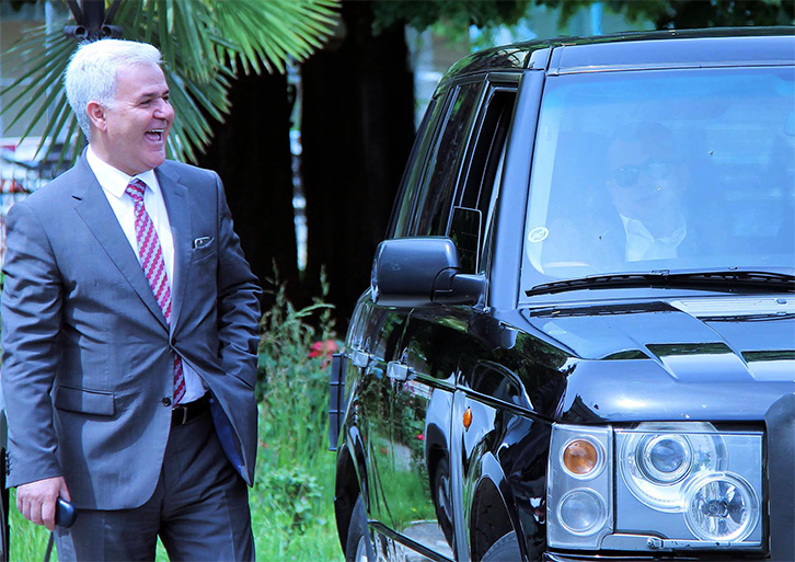 SKANDAL & EMRI/ Fatmir Xhafaj fillon “bashkëqeverisjen me qytetarin”, pushon në plazhin e trafikantit