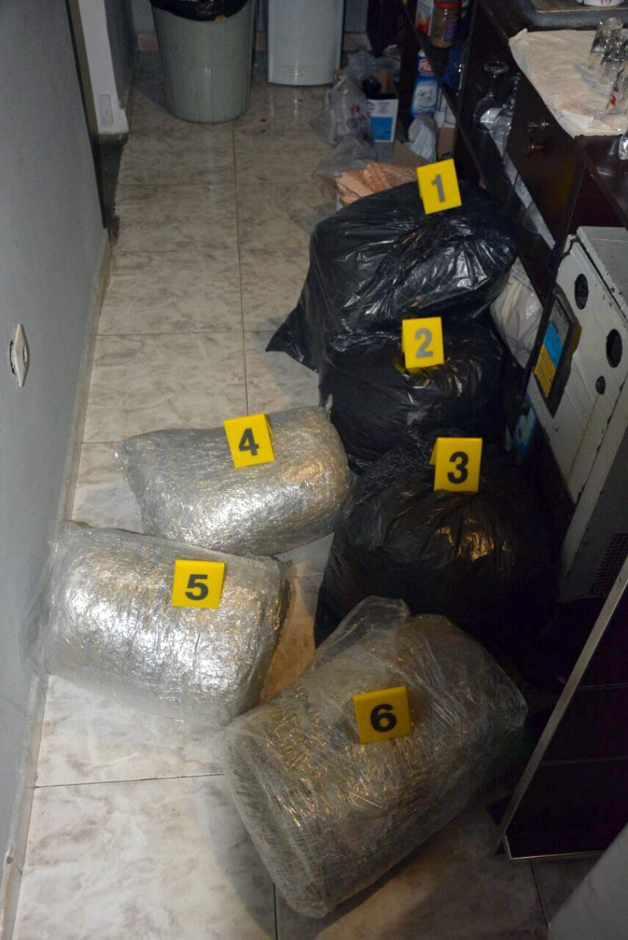 EMRA & FOTO GALERI/ Fier, Drogë, armë dhe para, prangoset një fierak dhe dy shkodranë