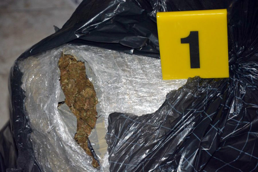 EMRA & FOTO GALERI/ Fier, Drogë, armë dhe para, prangoset një fierak dhe dy shkodranë