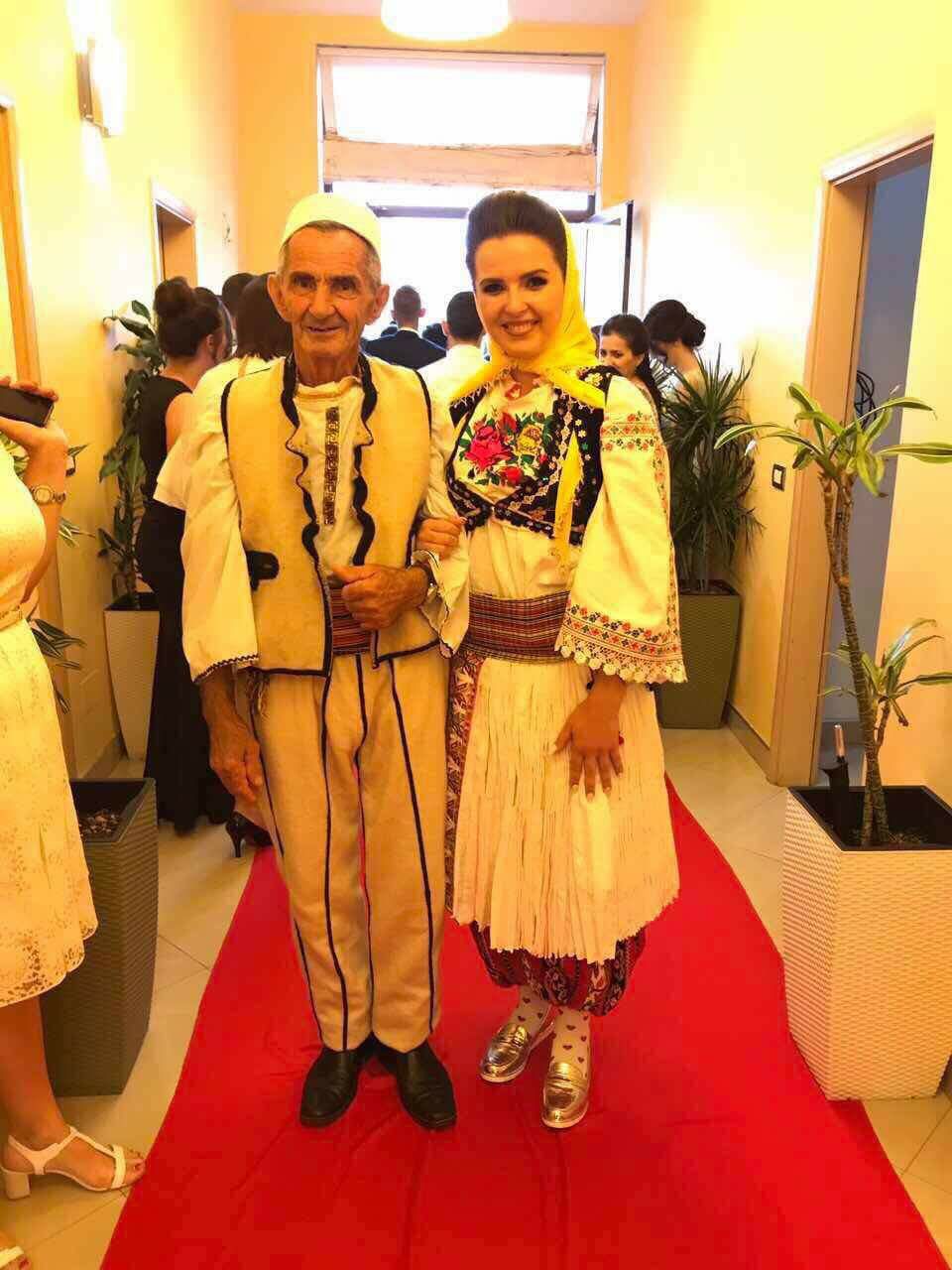 FOTO/ Njihuni me gjyshi që bëri mbesën maturanten më të famshme në Shqipëri