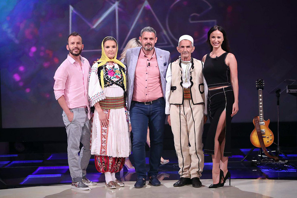 FOTO/ Njihuni me gjyshi që bëri mbesën maturanten më të famshme në Shqipëri