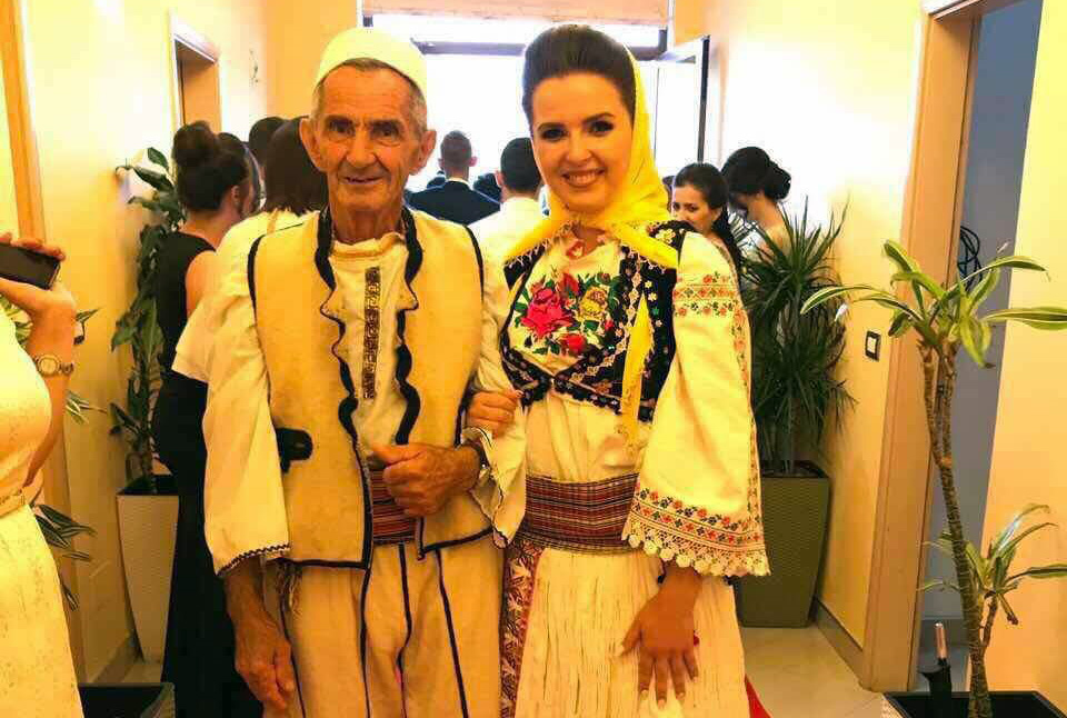 FOTO/ Njihuni me gjyshi që bëri mbesën maturanten më të famshme në Shqipëri