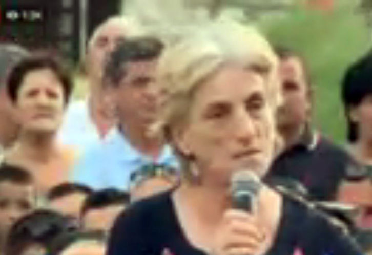 VIDEO/ Gruaja nga Berati ia përplas Ramës: Ermonela mi lidhi dritat për fushatë, tani…
