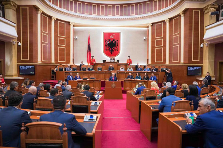 VIDEO/ Ruçi betohej se do shkarkonte Metën, por dje duartrokiti Presidentin e ri