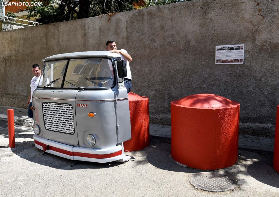 VIDEO/ Rrëzoi murin e ambasadës gjermane në 2 korrik 1990, kamioni bëhet monument