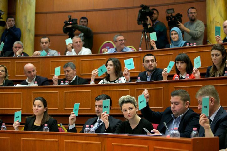 PD: LSI luajti me dy porta, Veliajt i dha votat, popullit faturën e ujit