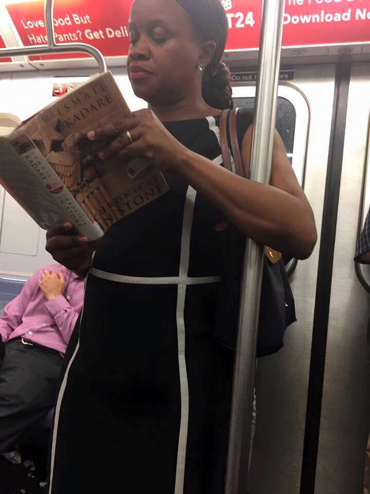 FOTO LAJM/ Ismail Kadare lexohet në metrotë e New York-ut