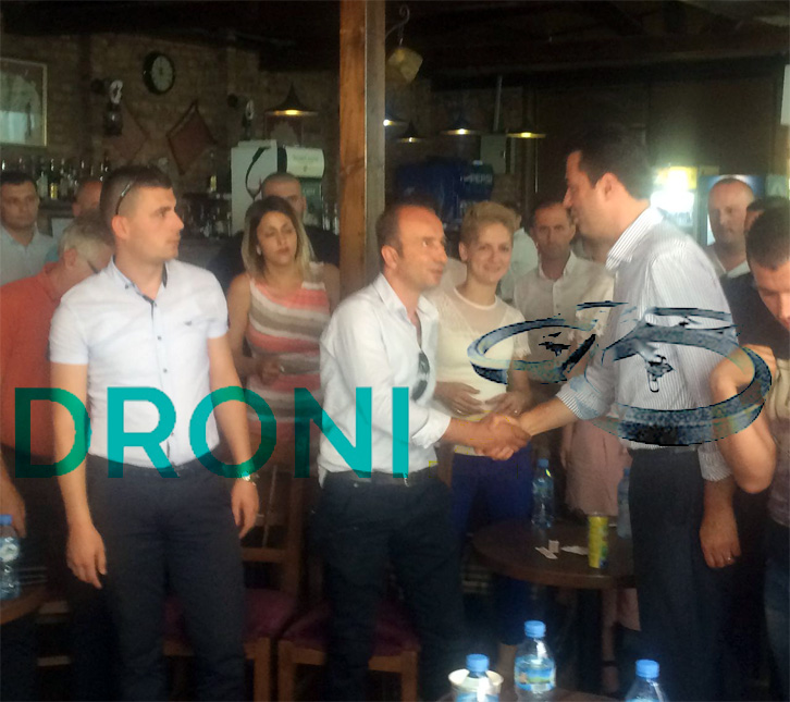 FOTO LAJM/ Basha shfaqet në publik, takon simpatizantët e PD