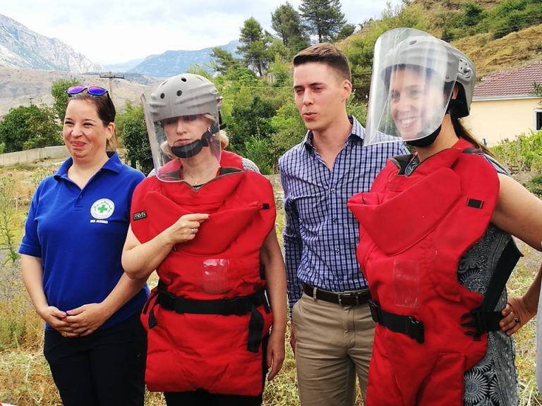FOTO GALERI/ Dy ministret e Ramës për demontim municionesh…, pozojnë si për kopertinë reviste
