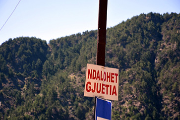 VIDEO/ Rojtarët e rrëqebullit “luftë” me kultivuesit e kanabisit për të shpëtuar grabitqarin