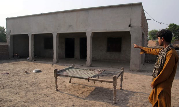 FOTO GALERI/ Përdhunoi të miturën 12 vjeçare, fshati i përdhunon motrën