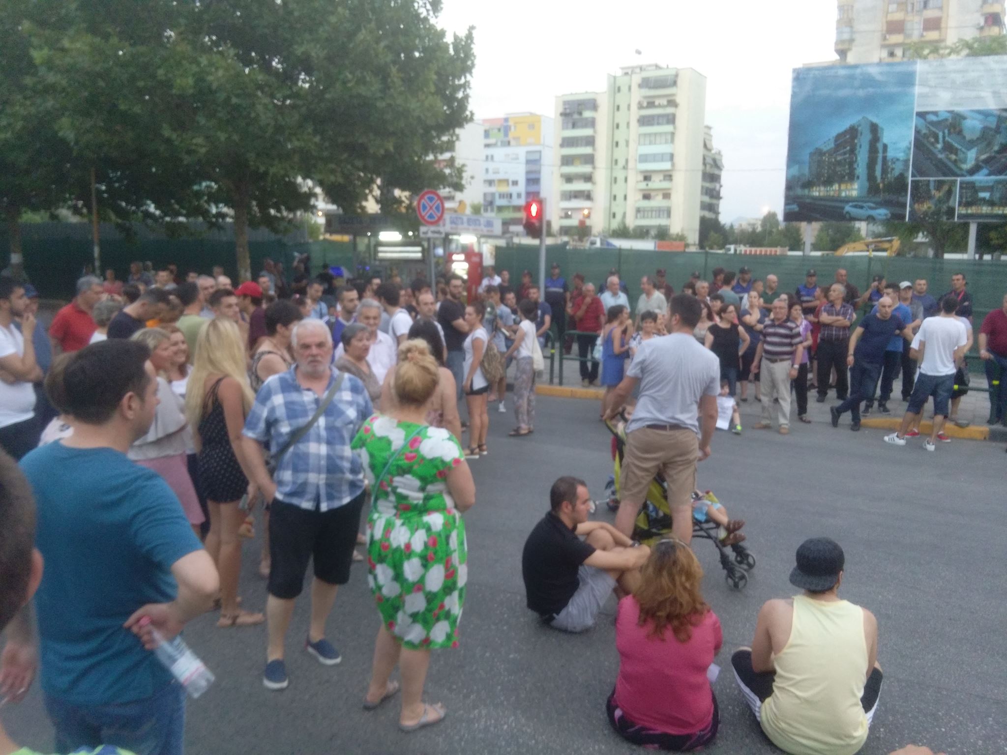 FOTO GALERI/ Protestë, qytetarët bllokojnë kryqëzimin te “21 Dhjetori”