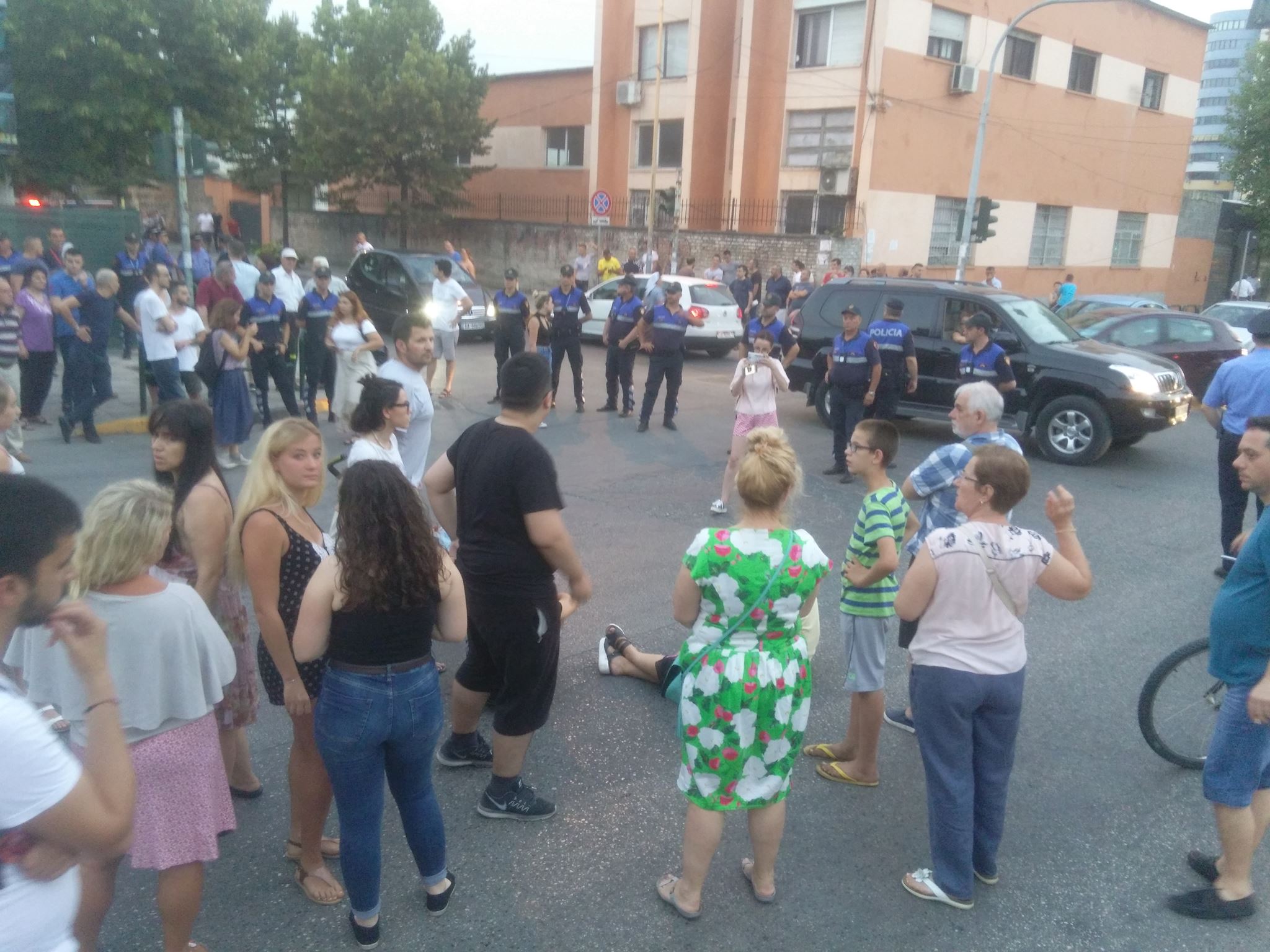 FOTO GALERI/ Protestë, qytetarët bllokojnë kryqëzimin te “21 Dhjetori”