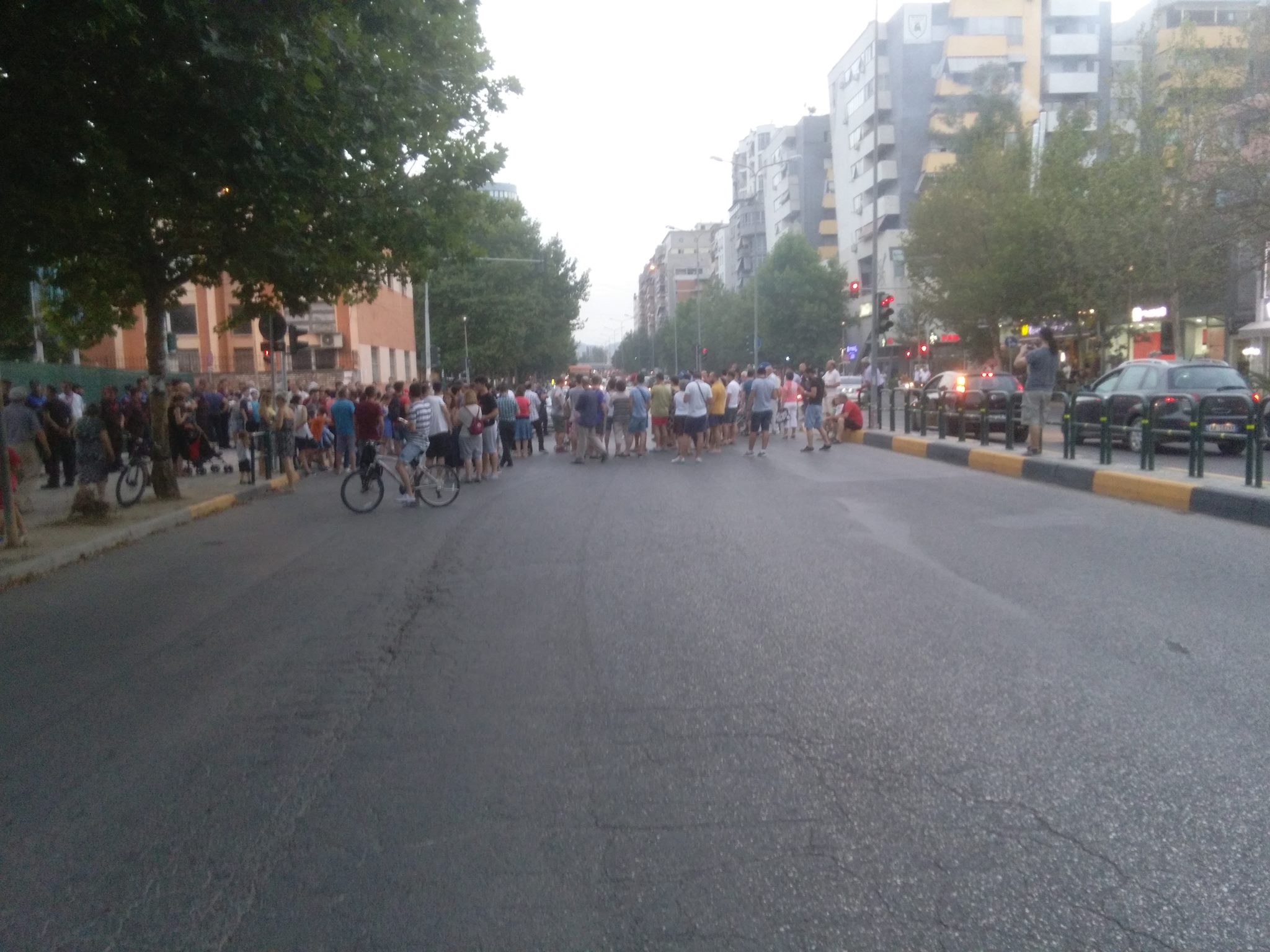 FOTO GALERI/ Protestë, qytetarët bllokojnë kryqëzimin te “21 Dhjetori”