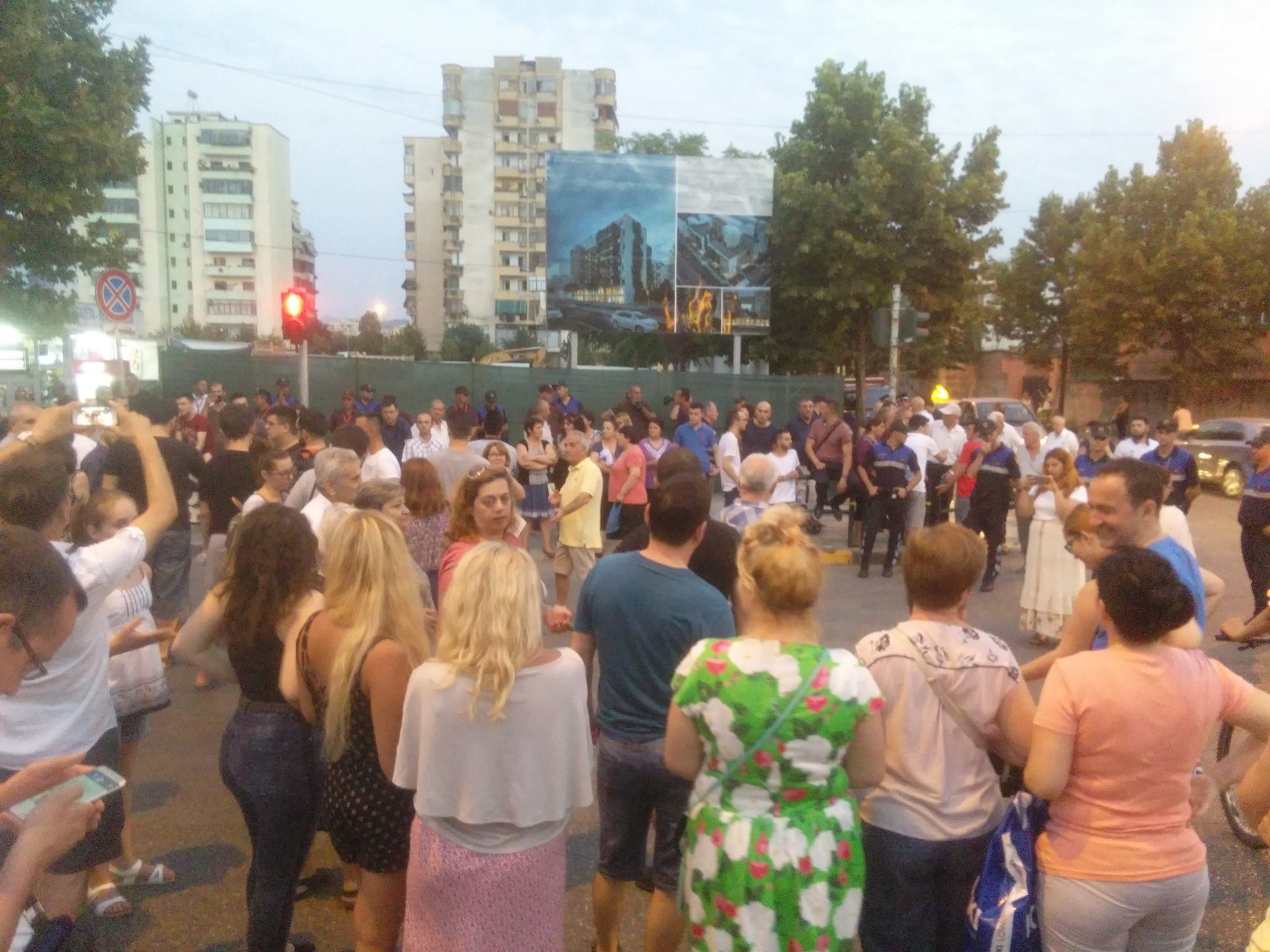 FOTO GALERI/ Protestë, qytetarët bllokojnë kryqëzimin te “21 Dhjetori”