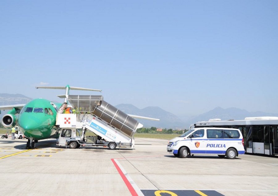 FOTO GALERI/ U refuzohet azili, Franca “i dorëzon” Stefan Çipës 30 persona