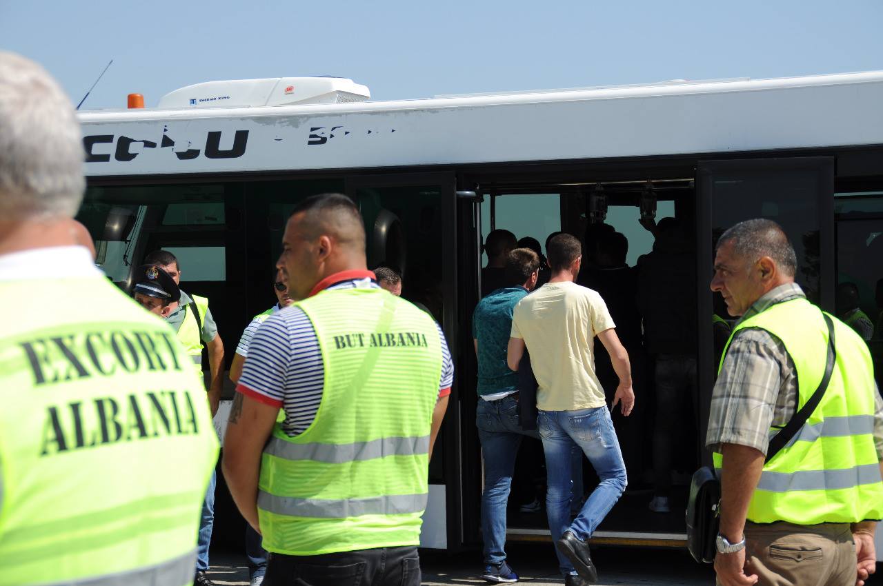 FOTO GALERI/ U refuzohet azili, Franca “i dorëzon” Stefan Çipës 30 persona