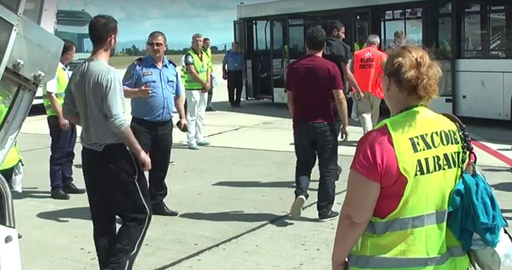 VIDEO/ Shanset për azil janë zero, Franca dhe Belgjika riatdhesojnë 31 shqiptarë