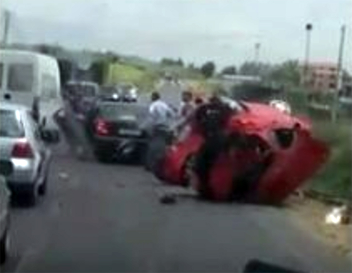 VIDEO/ Gjiri i Lalëzit, aksident i rëndë, makina kthehet përmbys