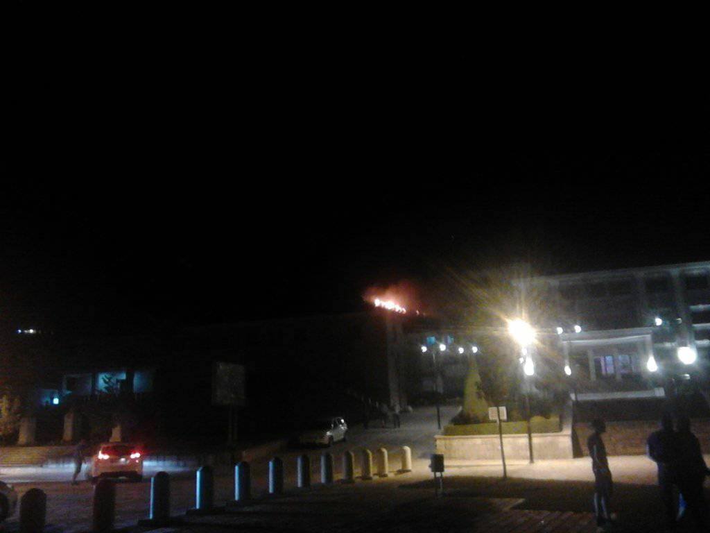 VIDEO & FOTO GALERI/ Pamjet nga zjarri i madh në Tepelenë i cili rrezikon një lagje dhe disa institucione