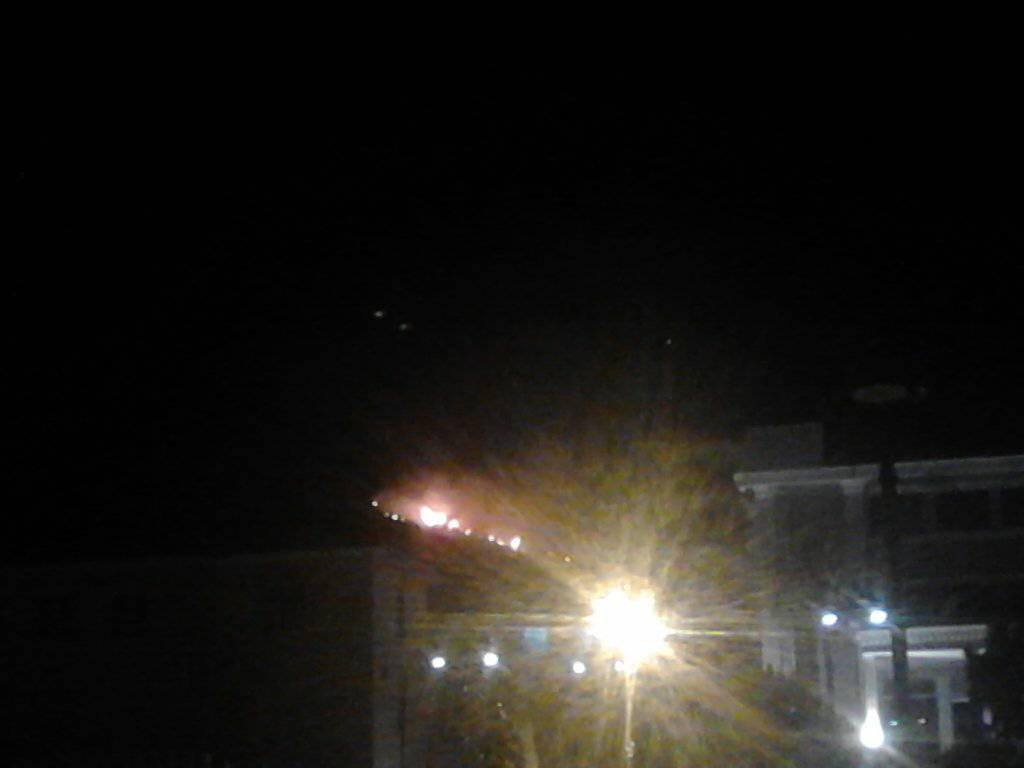 VIDEO & FOTO GALERI/ Pamjet nga zjarri i madh në Tepelenë i cili rrezikon një lagje dhe disa institucione