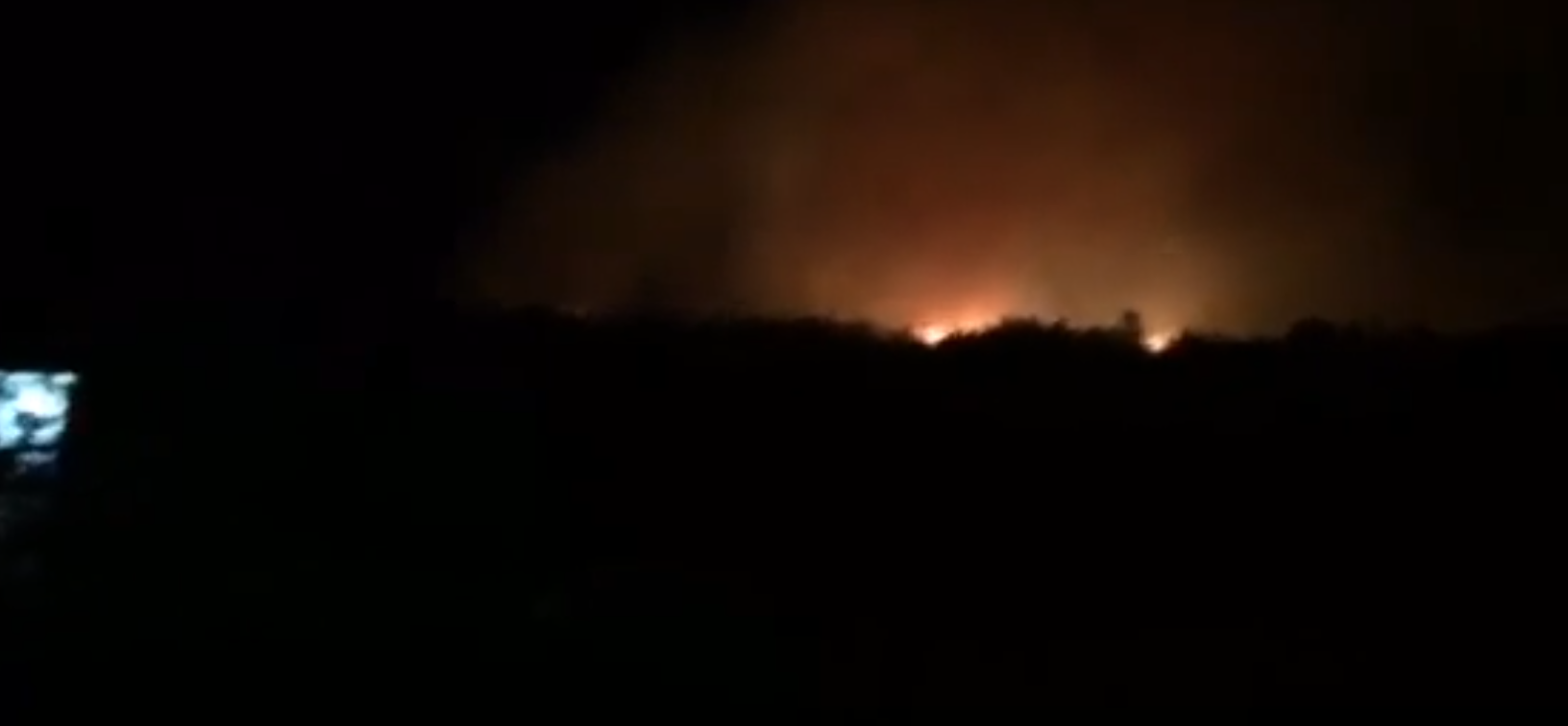 VIDEO & FOTO GALERI/ Pamjet nga zjarri i madh në Tepelenë i cili rrezikon një lagje dhe disa institucione