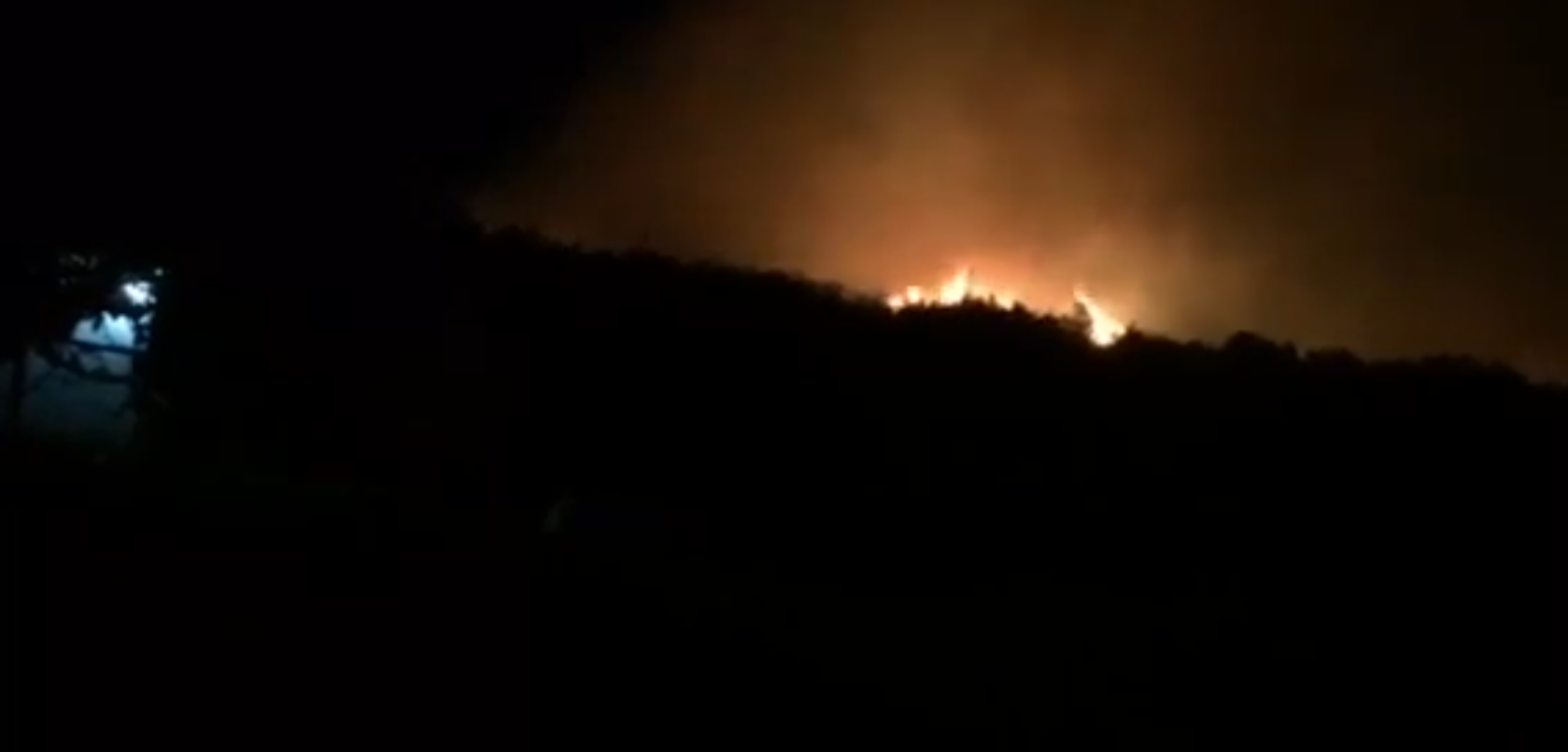 VIDEO & FOTO GALERI/ Pamjet nga zjarri i madh në Tepelenë i cili rrezikon një lagje dhe disa institucione