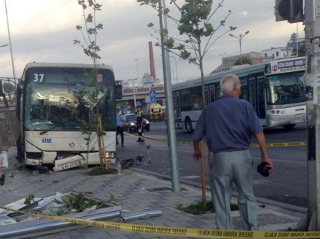 FOTO/ Tiranë, autobusi përplas biçikletën, një i plagosur te “Pallati me Shigjeta”