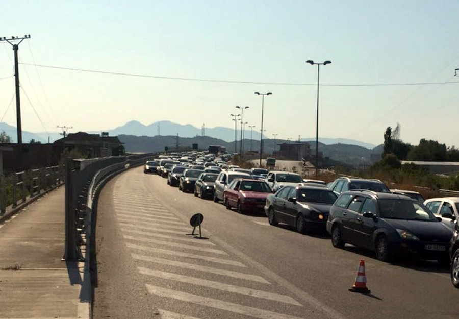 FOTO/ Trafik i madh makinash, bllokohet autostrada Tiranë – Durrës, dorëzohet Policia