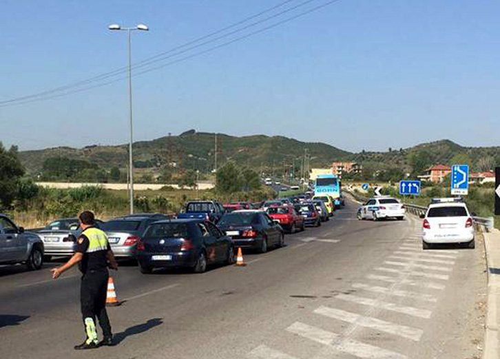 FOTO/ Trafik i madh makinash, bllokohet autostrada Tiranë – Durrës, dorëzohet Policia