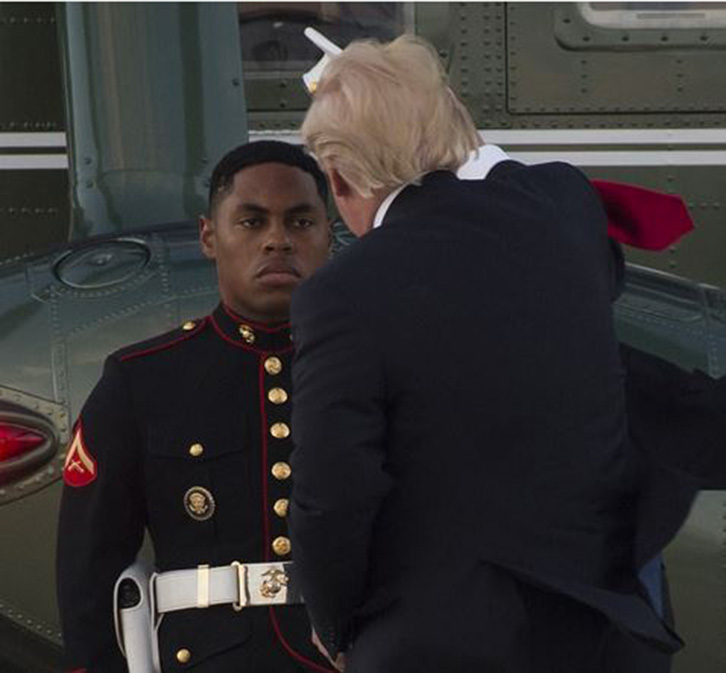 VIDEO & FOTO GALERI/ Era i rrëzon kapelën marinsit, gjesti i presidentit Trump habit rrjetin