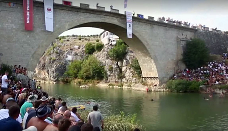 VIDEO/ Gjakovë, zhvillohet konkursi i hedhjes nga ura e lumit Drin, ja kush janë fituesit