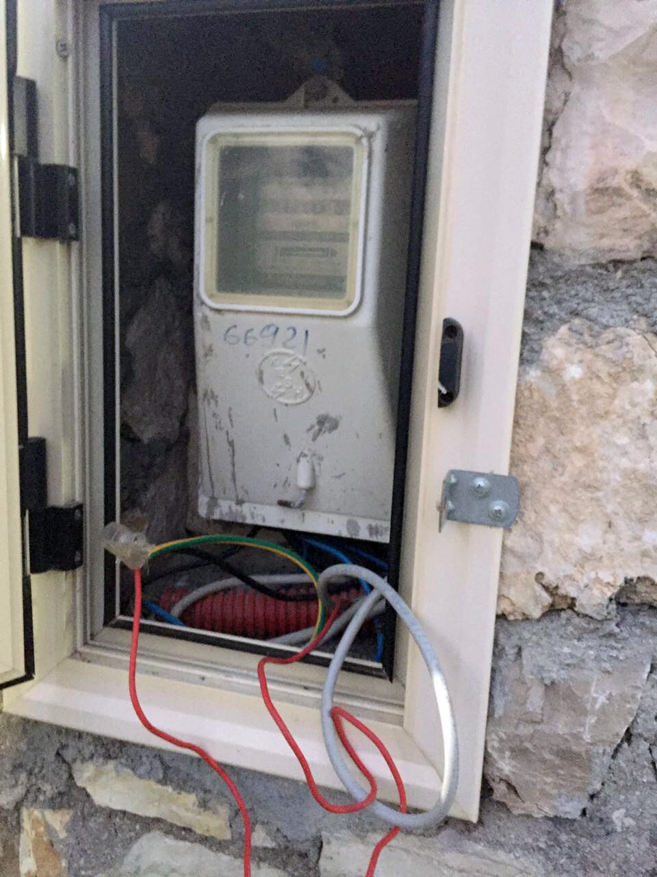 FOTO GALERI/ Dhërmi, vidhnin energjinë, 3 ndërtues dhe pronari i një restoranti të njohur përfundojnë në polici