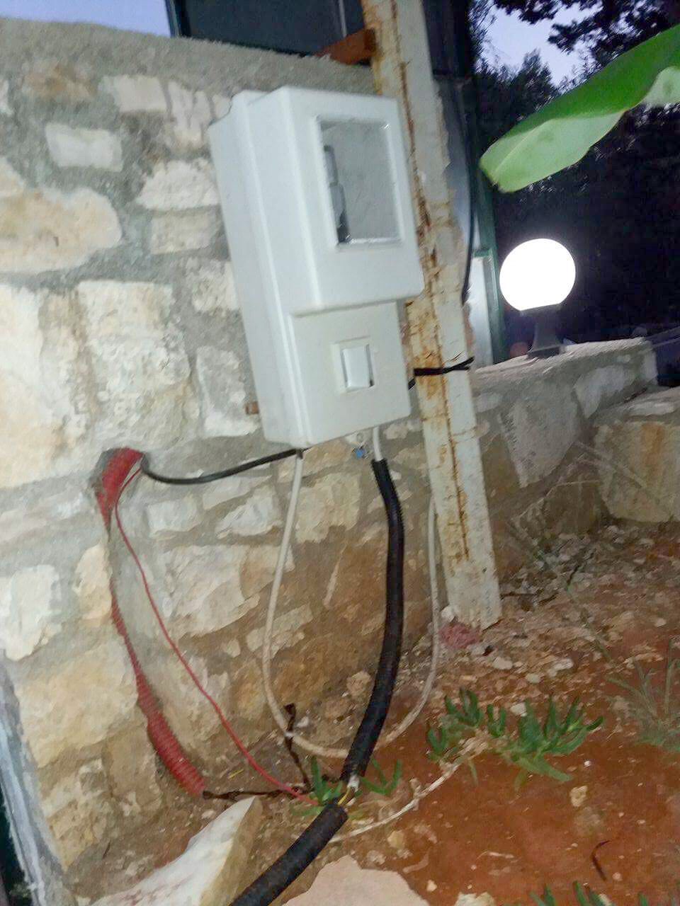 FOTO GALERI/ Dhërmi, vidhnin energjinë, 3 ndërtues dhe pronari i një restoranti të njohur përfundojnë në polici