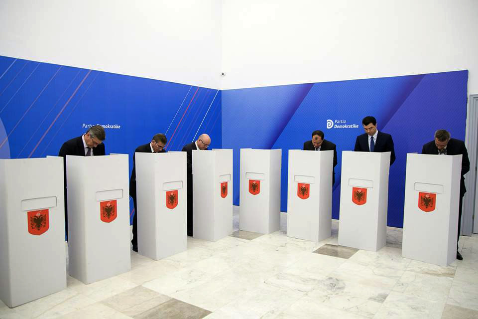 LISTA/ Gara Basha – Selami, ja 72 qendrat ku demokratët do të votojnë nesër