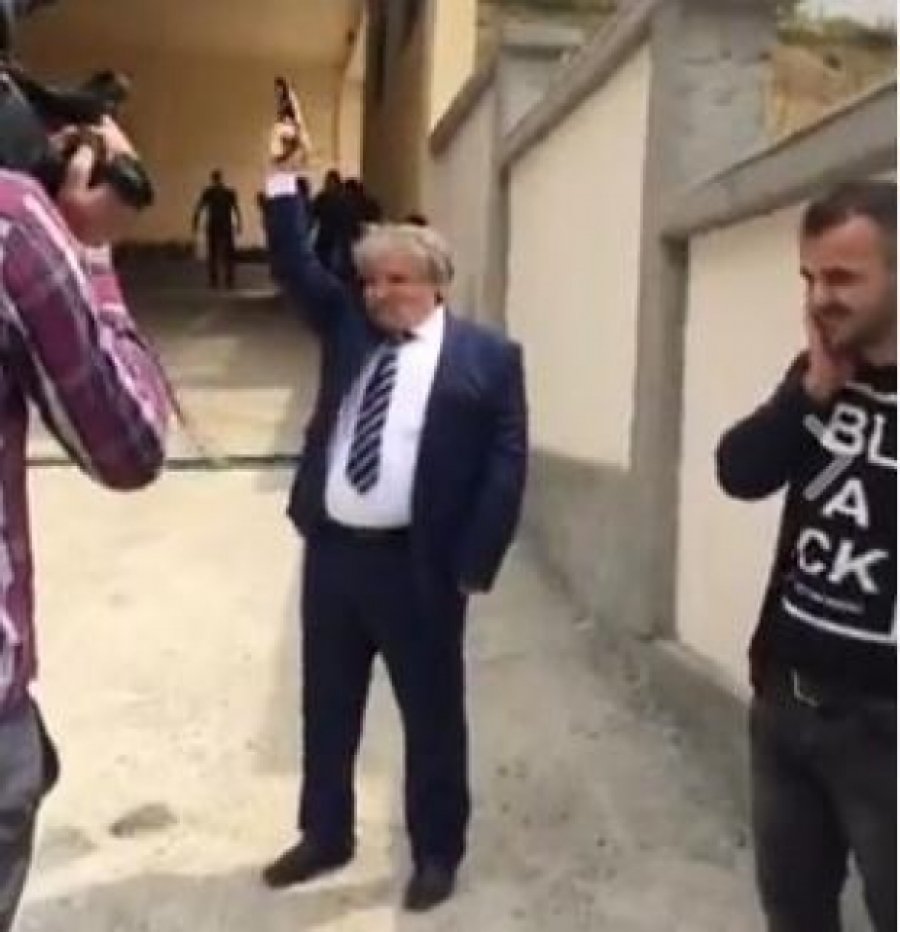VIDEO & FOTO LAJM/ Deputeti marton vëllanë, babi “ia bën fora” me armë