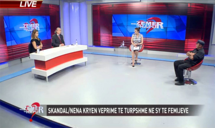 VIDEOJA E TRADHËTISË/ Si u kap nusja me të dashurin në shtrat: Jam pa sutjena. Kunata: Të kujt janë këto këmbë