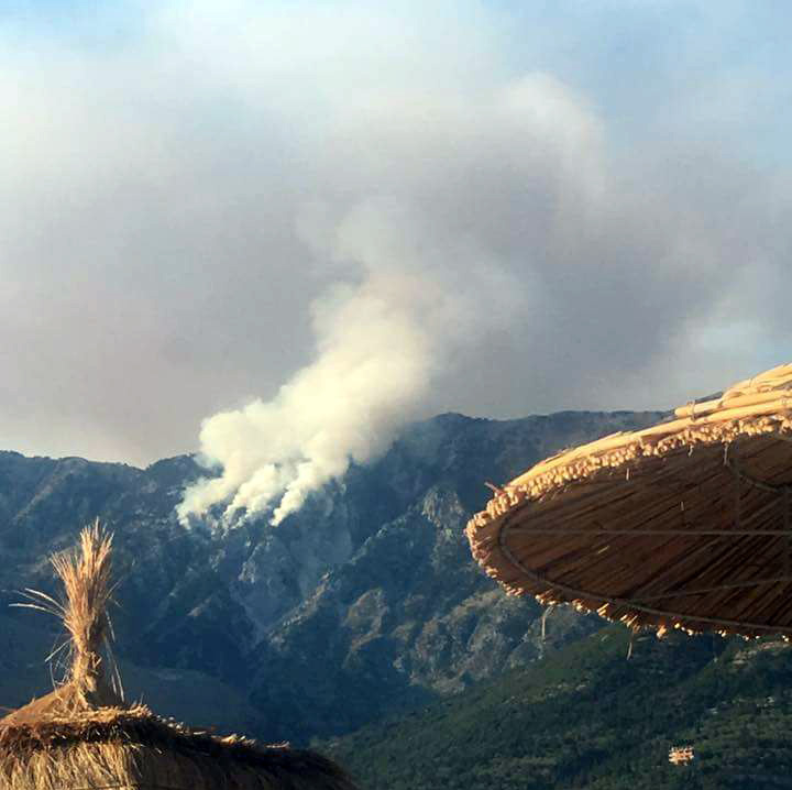 FOTO/ Llogoraja në flakë që në mëngjes, zjarrfikëset nuk arrijnë dot