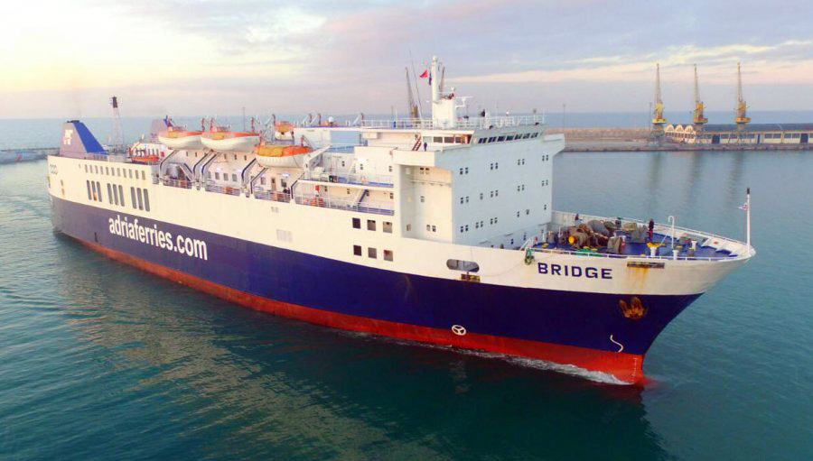 Pas defektit disa orësh në det, trageti i linjës Ancona – Durrës mbërrin në breg