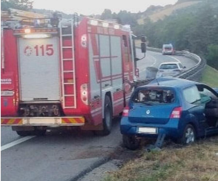FOTO/ Itali, makina përplaset me hekurat anësorë, vdes shqiptari, rëndë e fejuara