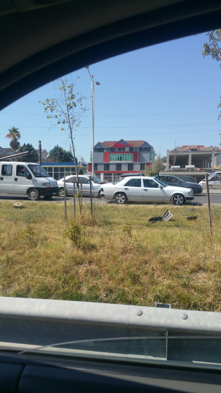 FOTO/ Tiranë-Durrës, përplasen dy automjete, bllokohet autostrada