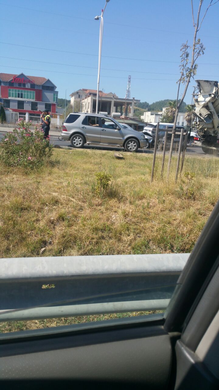 FOTO/ Tiranë-Durrës, përplasen dy automjete, bllokohet autostrada
