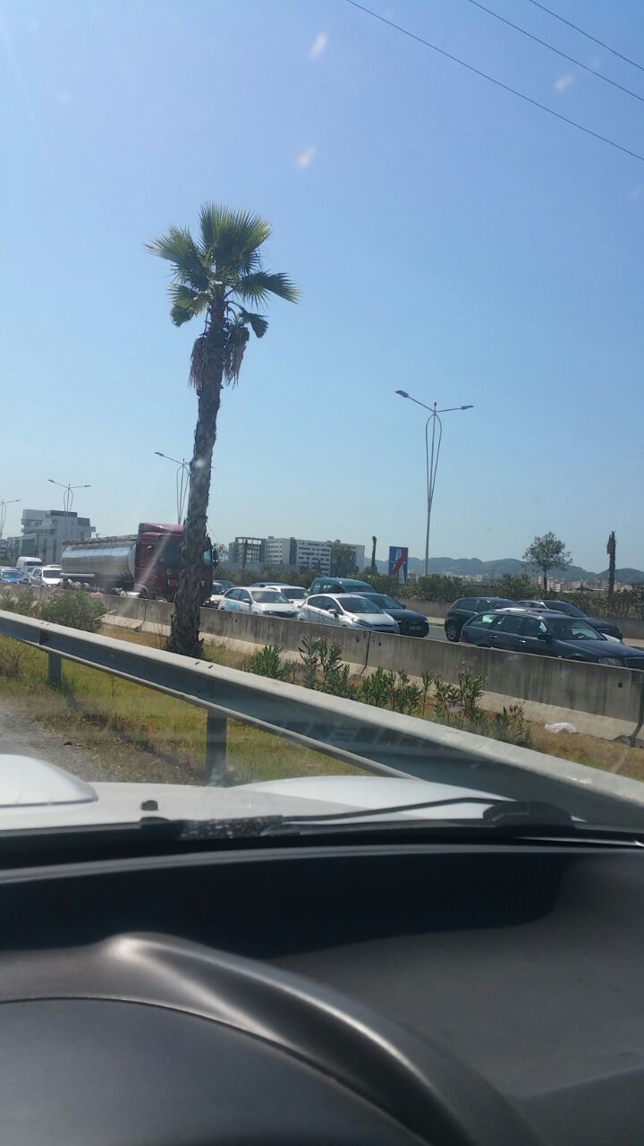 FOTO/ Tiranë-Durrës, përplasen dy automjete, bllokohet autostrada
