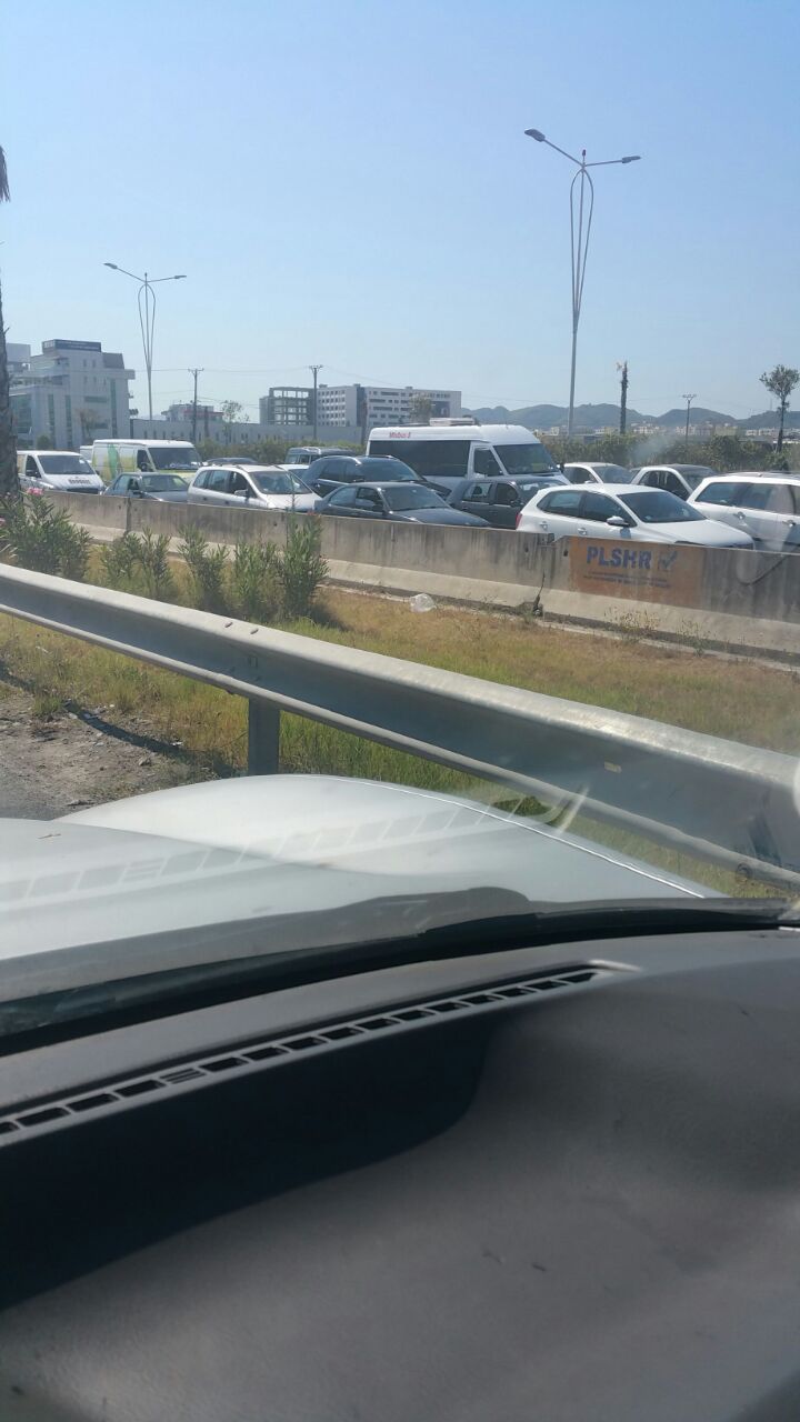 FOTO/ Tiranë-Durrës, përplasen dy automjete, bllokohet autostrada