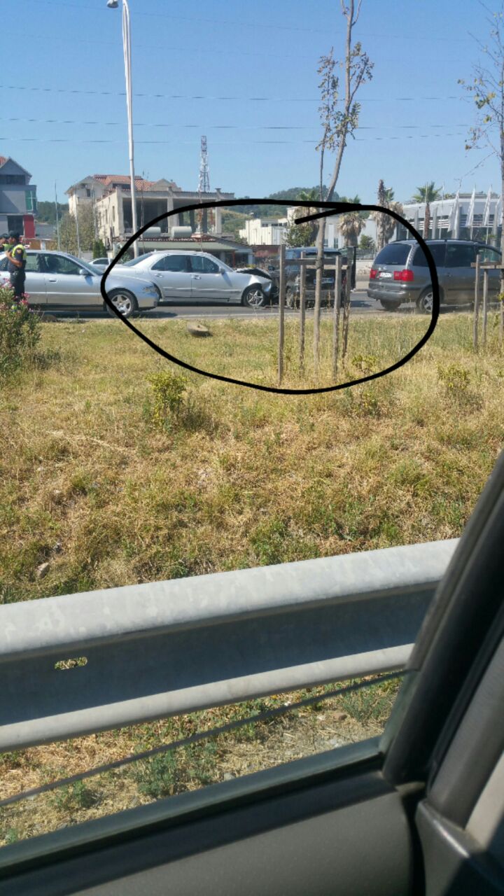 FOTO/ Tiranë-Durrës, përplasen dy automjete, bllokohet autostrada