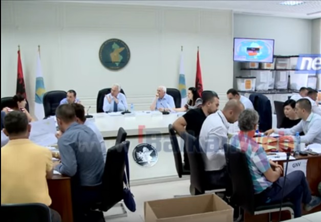 VIDEO/ Nuk e përballon rinumërimin e votave, nënkryetari i KQZ-së bie nga karrigia
