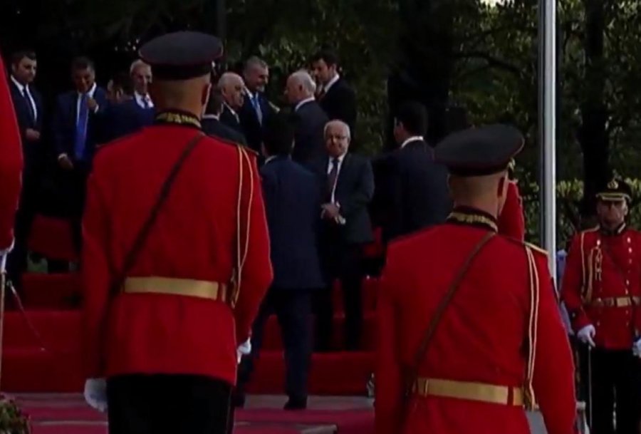 CERMEONIA NË PRESIDENCË/ Berisha thumbon Ramën, Basha nuk takon deputetët e PS