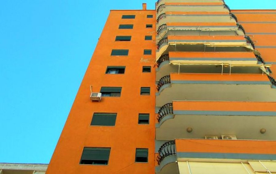 FOTO/ Një 19-vjeçare hidhet nga kati i 8, zbulohet arsyeja